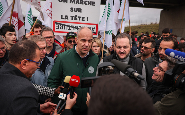 Les agriculteurs attendent les annonces du gouvernement, les blocages menacent Paris