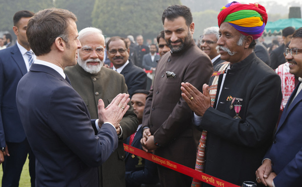 Inde : Macron et Modi affichent leur bonne entente, les liens de défense renforcés