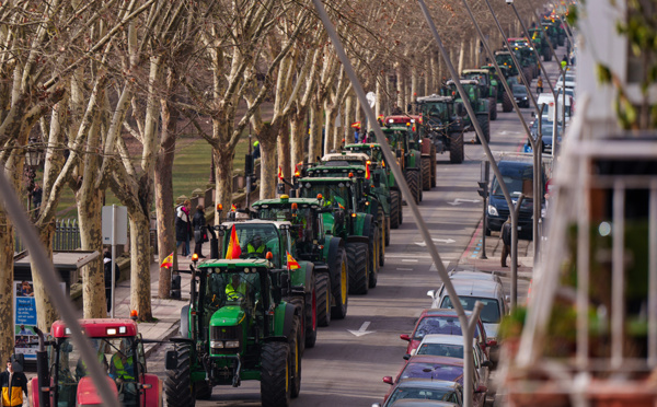 Des milliers d'agriculteurs manifestent en tracteur à travers l'Espagne