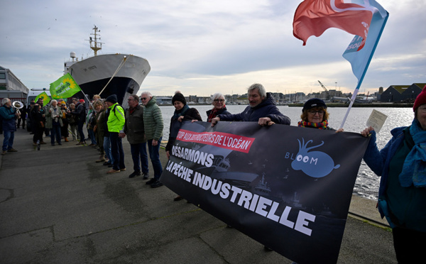A Saint-Malo, pêcheurs et écologistes se mobilisent contre un chalutier "monstrueux"