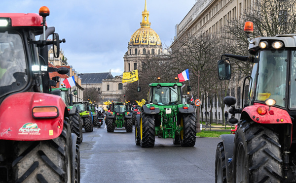 Salon de l'agriculture: la FNSEA manifeste à Paris et boycotte le débat imaginé par Macron