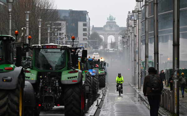 Tracteurs en force à Bruxelles, les 27 prêts à réviser la PAC