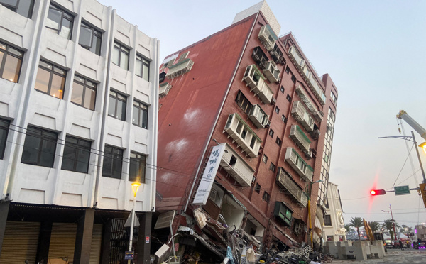 Taïwan: les sauveteurs recherchent des dizaines de personnes piégées après un puissant séisme