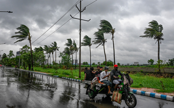 Au moins 16 morts au passage du puissant cyclone Remal au Bangladesh et en Inde