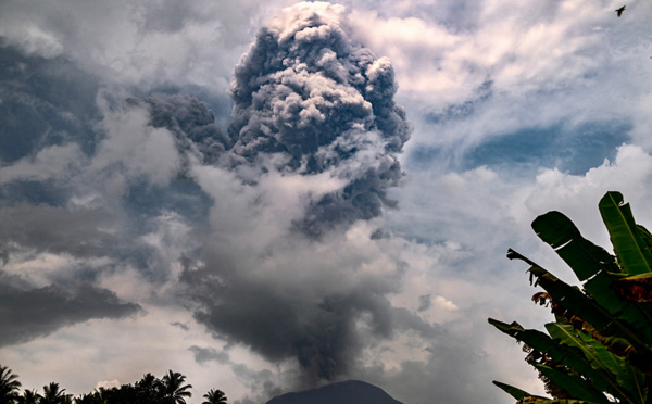 Indonésie: nouvelle éruption du volcan Ibu, des cendres à 6 km de haut