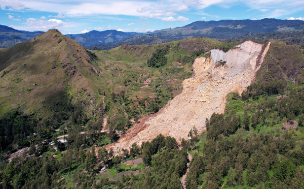 Papouasie-Nouvelle-Guinée: l'aide arrive sur le site du glissement de terrain meurtrier