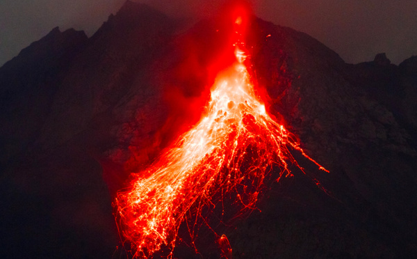Indonésie: le volcan Marapi rejette des cendres à 2 km de hauteur