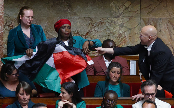 Assemblée: un drapeau palestinien brandi une nouvelle fois dans l'hémicycle