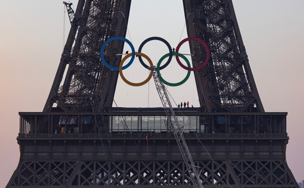 Les anneaux olympiques accrochés à la tour Eiffel
