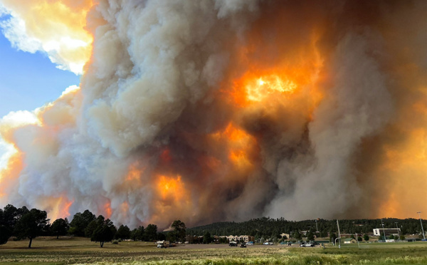 Deux incendies forcent l'évacuation de milliers de personnes au Nouveau-Mexique