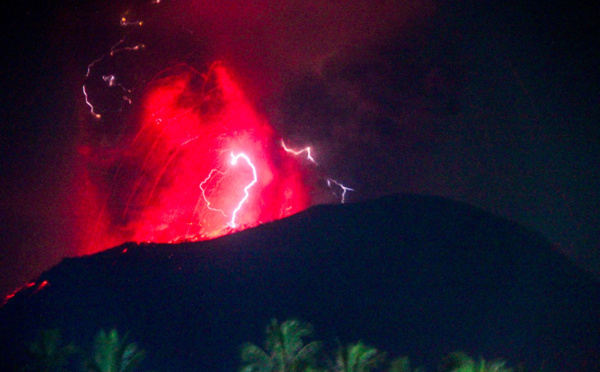Indonésie: nouvelle double éruption du mont Ibu