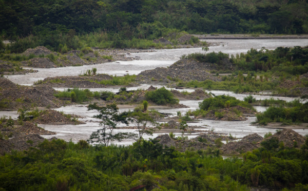 Equateur: fuite de pétrole et pollution du fleuve Napo, affluent de l'Amazone