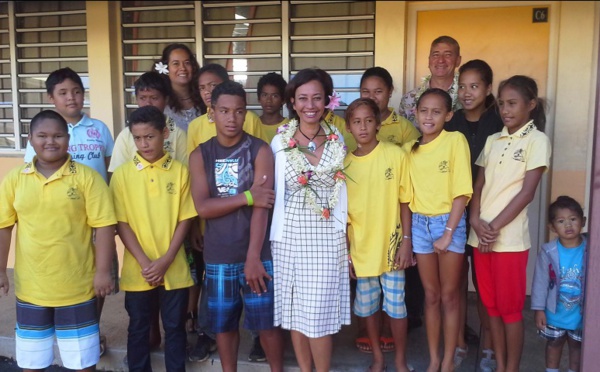 La ministre rencontre l'équipe pédagogique et les élèves du collège de Taunoa