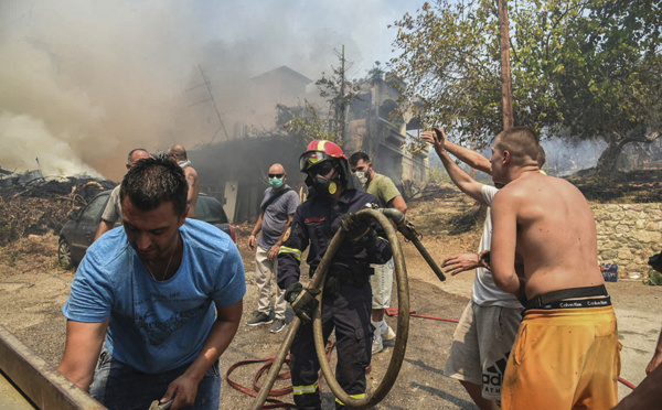 Grèce: un incendie de végétation dans des zones d'habitation, un hôpital évacué