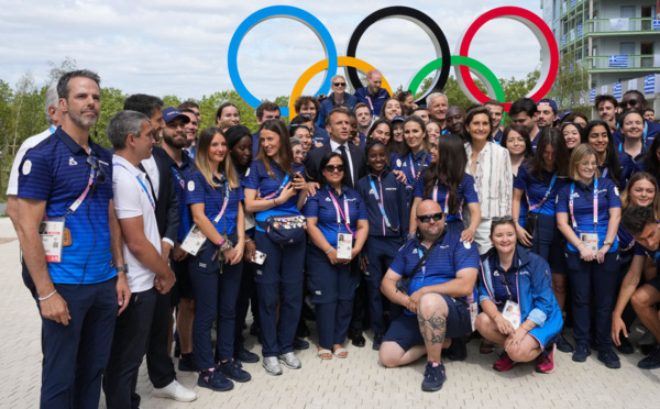 JO-2024: "Nous sommes prêts", dit Macron au village olympique