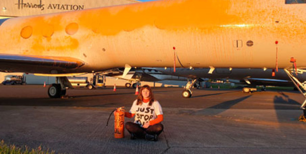 Des militants écologistes mènent des actions contre des aéroports en Europe