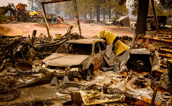 Californie: les pompiers combattent le mégafeu dans des conditions plus difficiles