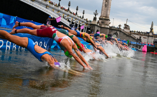 JO: Seine d'or et de bronze pour les triathlètes, en attendant Léon Marchand