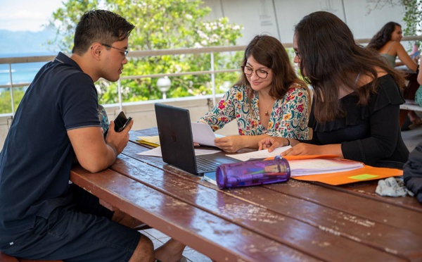 Bourses scolaires multipliées par trois