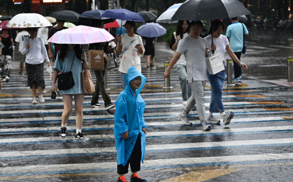 En Chine, des pluies torrentielles font au moins 30 morts, canicule à Shanghai