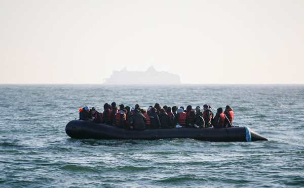 Plus de 700 migrants ont traversé la Manche dimanche, marqué par un naufrage mortel