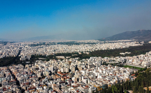 Grèce: premiers progrès dans la lutte contre l'incendie près d'Athènes