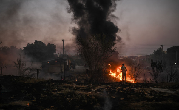 Grèce: le feu faiblit autour d'Athènes, mais les pompiers restent mobilisés