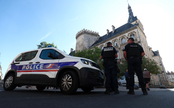 Un homme met le feu dans la mairie d'Angoulême avant d'être blessé par la police