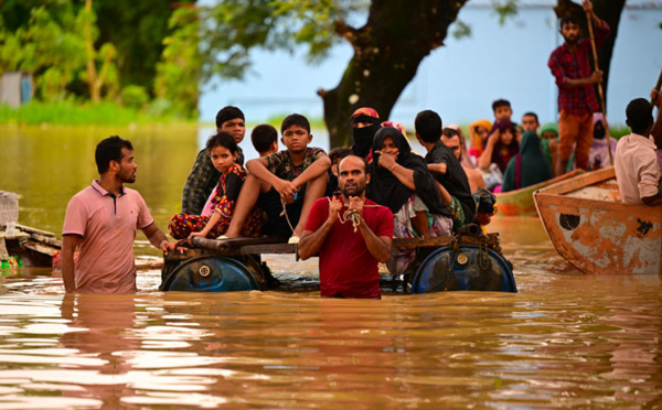 "Tout est sous l'eau" : le bilan des inondations au Bangladesh s'alourdit