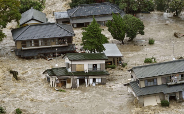 Une ville japonaise brusquement envahie par une rivière en furie