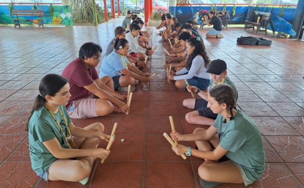 Des élèves māori en immersion à Papara