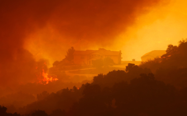 Les incendies menacent près de Los Angeles, rasant des maisons