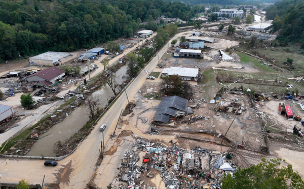 Dans les montagnes de Caroline du Nord frappées par l'ouragan, la boue et l'entraide