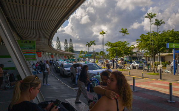 Martinique: huit arrestations après l'envahissement de la piste de l'aéroport