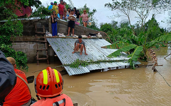 Tempête Trami aux Philippines: quatorze morts et des dizaines de milliers de personnes évacuées