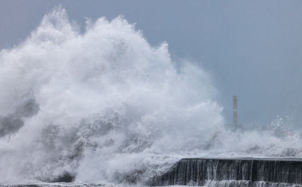 Taïwan : des vagues de cinq mètres et des milliers d'évacués à l'approche d'un typhon