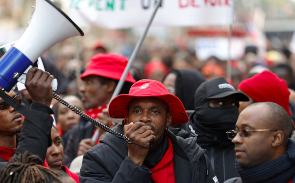 "Rèspektém nou!": la diaspora ultramarine manifeste à Paris contre la vie chère