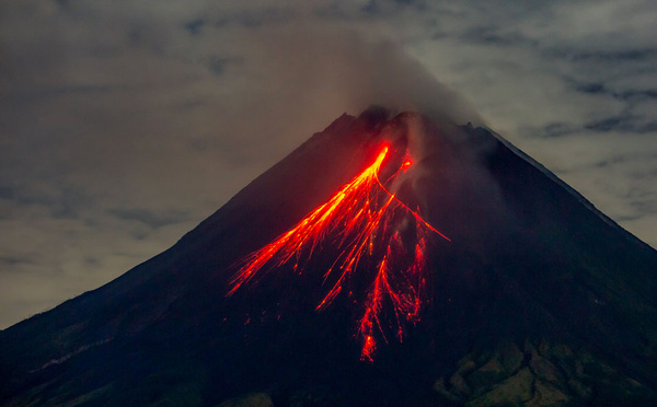 Nouvelle éruption d'un volcan tueur en Indonésie