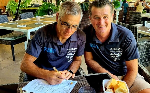 ​Laurent Jalabert signe au Vélo club de Tahiti