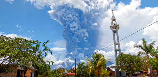 Indonésie: nuage de cendres de près de 8 kilomètres dans une nouvelle éruption du volcan Laki-Laki