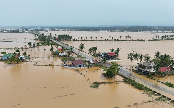 Philippines: toits arrachés et arbres déracinés au passage du typhon Yinxing