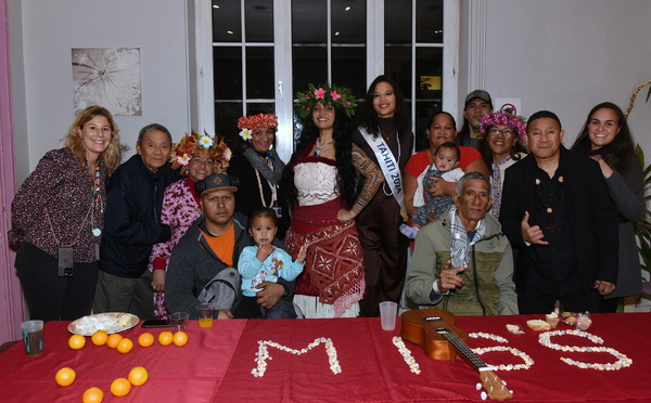 Miss Tahiti rend visite aux malades polynésiens à Paris