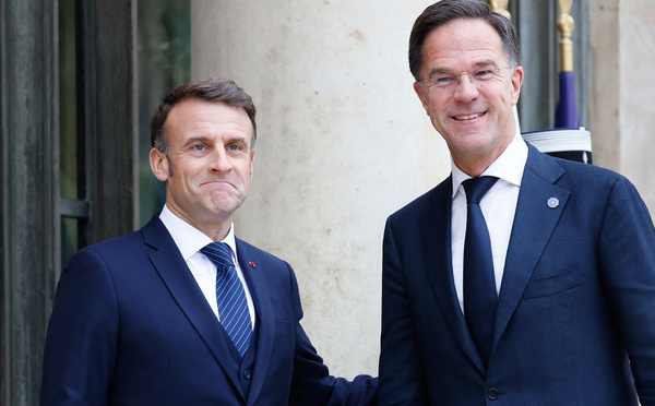 Le soutien à l'Ukaine doit rester une" priorité absolue" selon Macron et Rutte