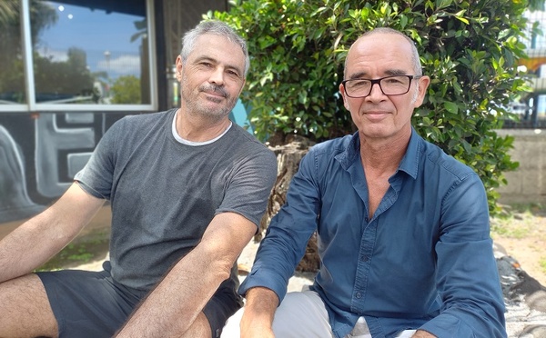 Stéphane Motard (à gauche) et Éric Raffis exposent en duo pour la troisième fois à la salle Muriāvai jusqu’à samedi.