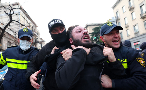 Géorgie : nouvelle manifestation, la présidente veut l'annulation des législatives