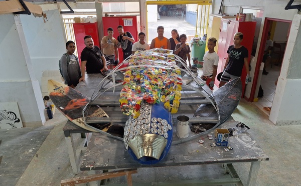 À l’atelier “finition”, une gigantesque tortue recyclée prend forme (Crédit : Anne-Charlotte Lehartel).