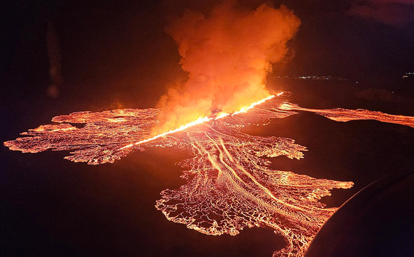 Islande: la lave volcanique engloutit le parking d'un spa géothermique touristique