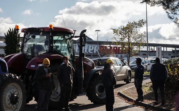 Des agriculteurs en colère ciblent préfectures et poids lourds