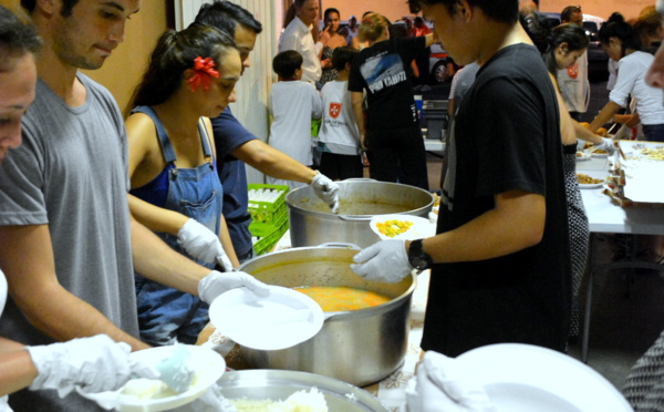 Les étudiants de l'ECT nourrissent les sans-abris de Papeete