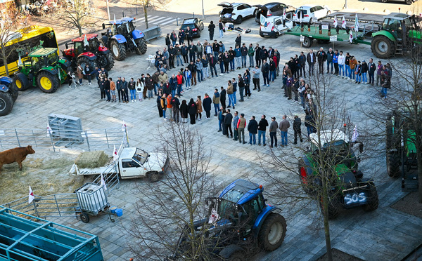 Des centaines d'agriculteurs manifestent devant des institutions publiques, dont l'Anses et l'Inrae